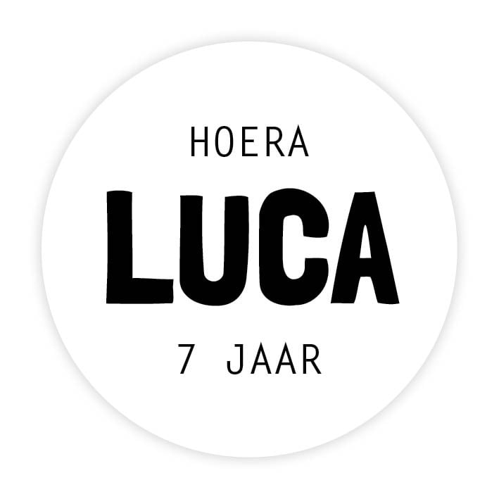 Traktatie sticker met naam | Hoera