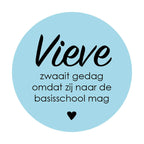 Traktatie sticker met naam | Zwaait gedag | Sierlijk