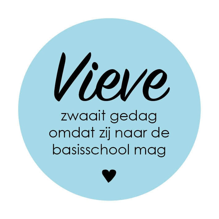 Traktatie sticker met naam | Zwaait gedag | Sierlijk