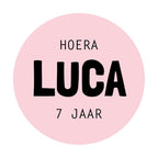 Traktatie sticker met naam | Hoera