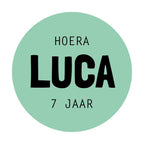 Traktatie sticker met naam | Hoera