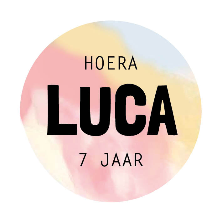 Traktatie sticker met naam | Hoera