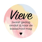 Traktatie sticker met naam | Zwaait gedag | Sierlijk