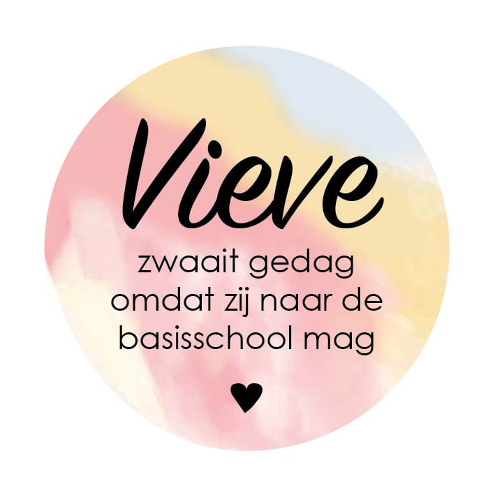 Traktatie sticker met naam | Zwaait gedag | Sierlijk